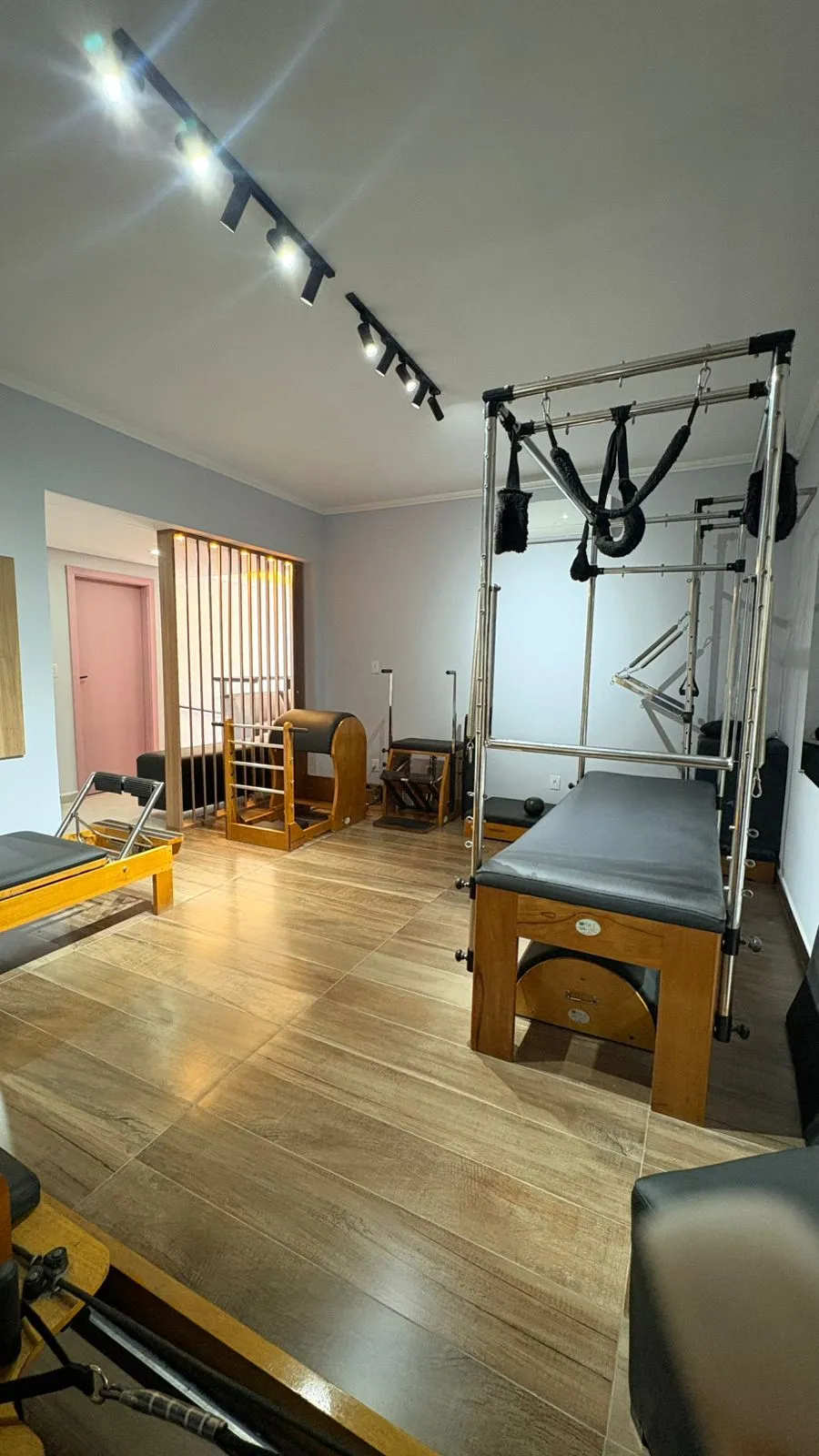 Ambiente e estrutura do estúdio de Pilates Ame-see
